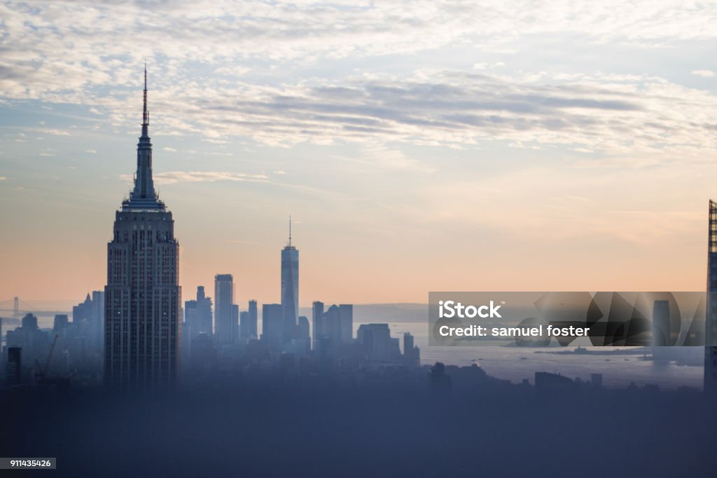 Atardecer de edificios del Skyline de la ciudad de Nueva York - Foto de stock de Ciudad de Nueva York libre de derechos