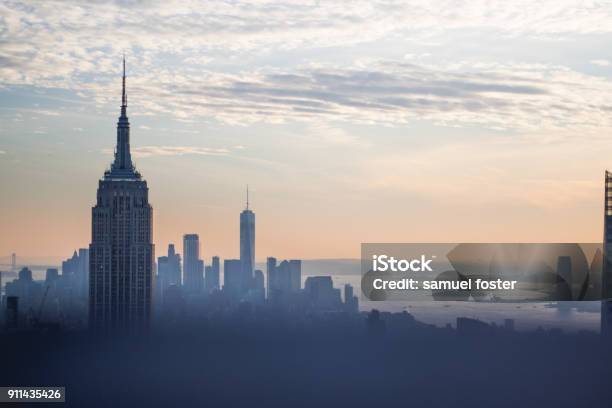 Atardecer De Edificios Del Skyline De La Ciudad De Nueva York Foto de stock y más banco de imágenes de Ciudad de Nueva York