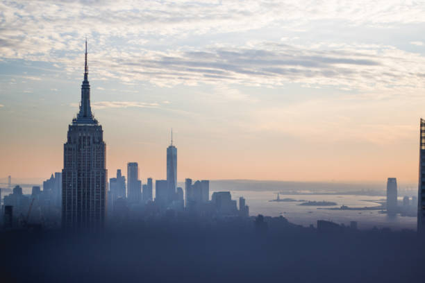 new york city skyline buildings sunset - landscape city manhattan skyline imagens e fotografias de stock