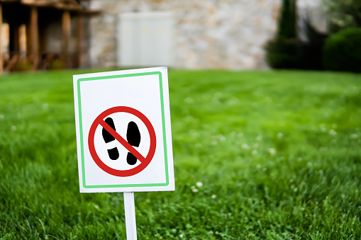 No walking on the grass sign