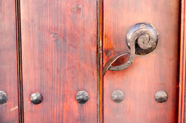 vecchia maniglia della porta in legno con aghi arrugginiti - wood shutter rusty rust foto e immagini stock