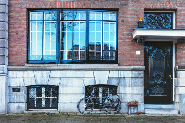 tür von amsterdam - front door front stoop house yellow stock-fotos und bilder