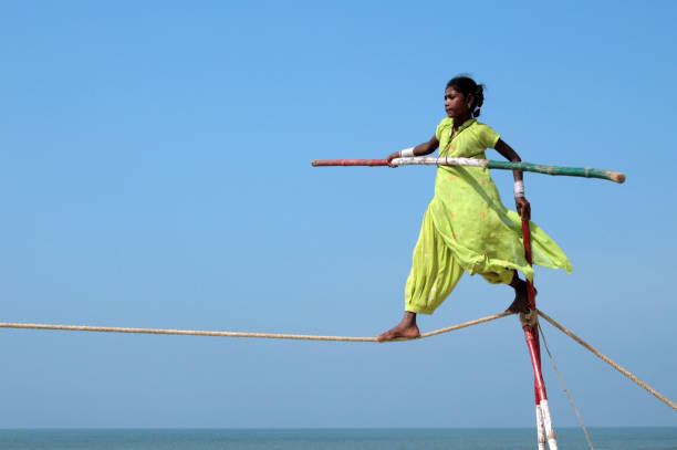 vagando a equilibrista jogando na praia - tightrope walking circus skill - fotografias e filmes do acervo