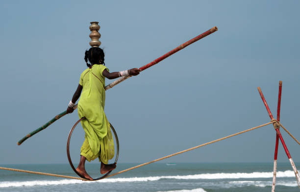 por equilibrista jugando en la playa de goa - tightrope walking circus skill fotografías e imágenes de stock