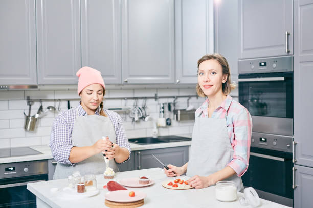istock Work of confectioners 911464298