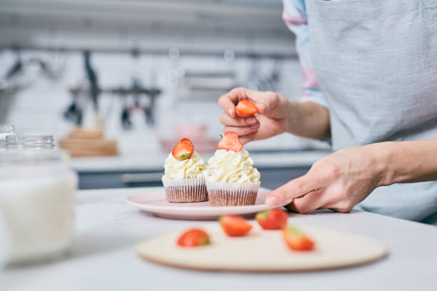 yummy cupcakes - single step imagens e fotografias de stock