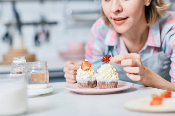 muffin con grosella - cake women confectioner photography fotografías e imágenes de stock