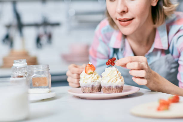 muffin with currant - single step imagens e fotografias de stock