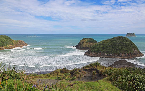 istock Mataora and Pararaki islands and the beach 911469164