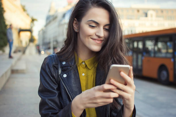 istock Woman surfing the net 911469242