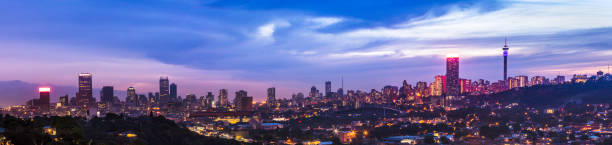 johannesburg sonnenuntergang stadtbild panaroma mit wolkengebilde - johannesburg night skyline dusk stock-fotos und bilder