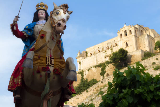 provincia de ragusa, sicilia: madonna sculpture desfiles a través de scicli - scicli fotografías e imágenes de stock