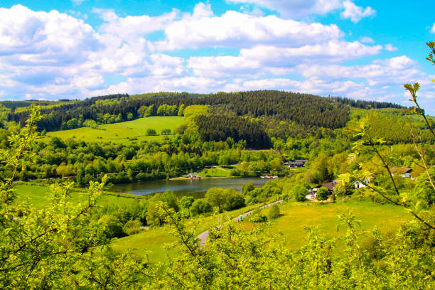 kronenburg lago kronenburg, eifel. alemania - eifel fotografías e imágenes de stock