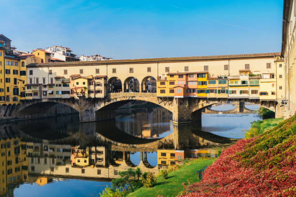 ponte vecchio de florencia, italia - florence italy italy bridge international landmark fotografías e imágenes de stock