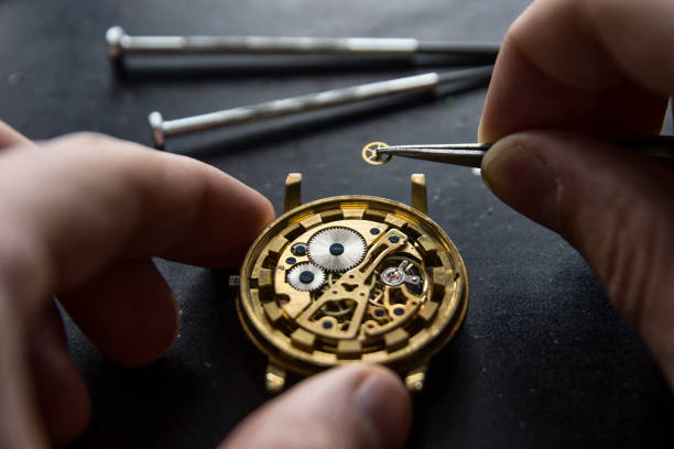 processo di installazione di una parte su un orologio meccanico, riparazione dell'orologio - watch maker work tool repairing watch foto e immagini stock