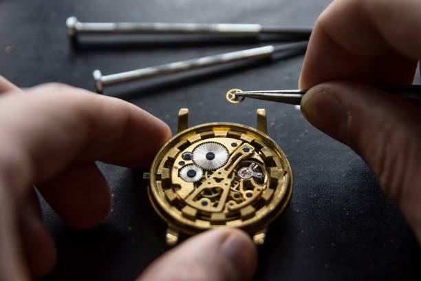 기계식 시계, 시계 수리에 한 부분을 설치 과정 - watch maker work tool watch equipment 뉴스 사진 이미지