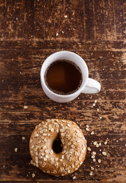 新鮮なベーグルとホット コーヒー - oat bagel ストックフォトと画像