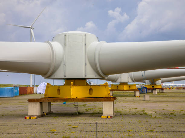 gigantes rotores da turbina eólica no quintal de assambly - blade white blue transportation - fotografias e filmes do acervo