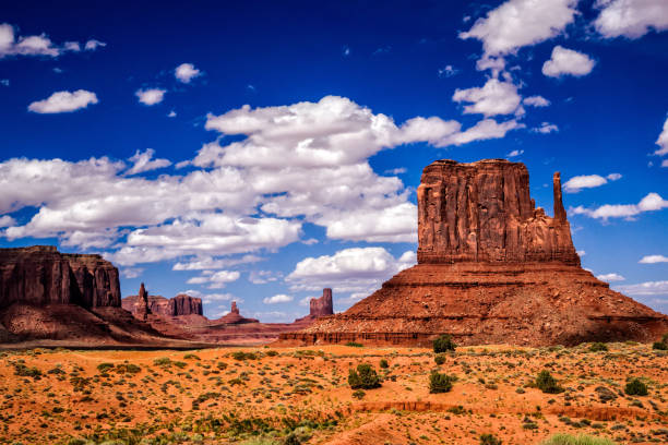 istock Iconic Southwest at Monument Valley 911503716