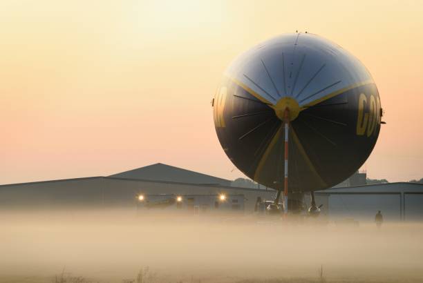 goodyear ballon dirigeable - goodyear blimp photos et images de collection