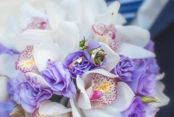 istock Wedding bouquet and gold wedding rings 911512972