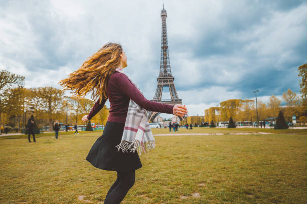istock Happy girl enjoying Paris 911516802