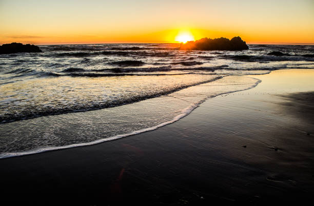 リンカーンシティ、オレゴン州の海岸の seastack の後ろに沈む - oregon beach ストックフォトと画像