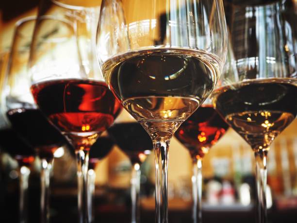 blanc et vin rouge - table on wine alcoholism photos et images de collection