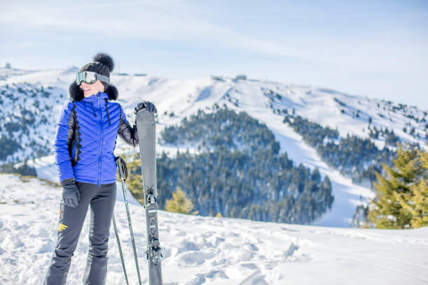 istock Young woman skiing 911527118
