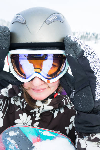 istock young  snowboarder woman 911536168