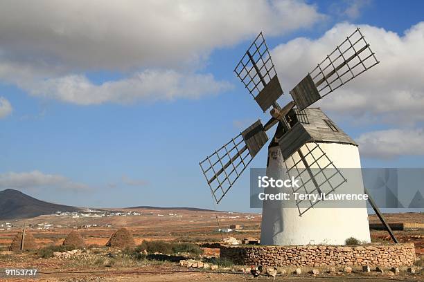 Wiatraki Fuerteventura - zdjęcia stockowe i więcej obrazów Ciasteczko - Ciasteczko, Czekolada, Fotografika