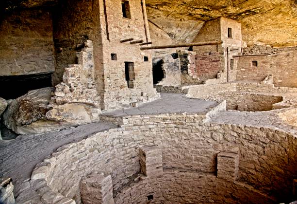 anasazi cliff demeure avec kiva - american culture usa history anasazi photos et images de collection