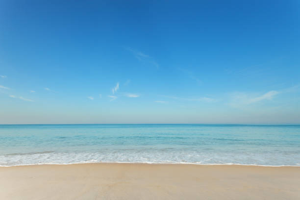 マイかおビーチ、タイのプーケット島の砂浜の海岸にクラッシュ波オフ風光明媚な熱帯のアンダマン海は、背景を旅行する旅行およびオープン シーズンを航空輸送に使用できます。 - タイ王国 写真 ストックフォトと画像