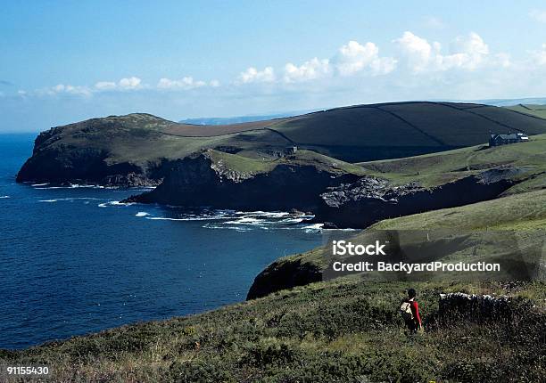 Foto de Cornwall Coastal Caminho Com Walker e mais fotos de stock de Cornualha - Inglaterra - Cornualha - Inglaterra, Andar, Litoral