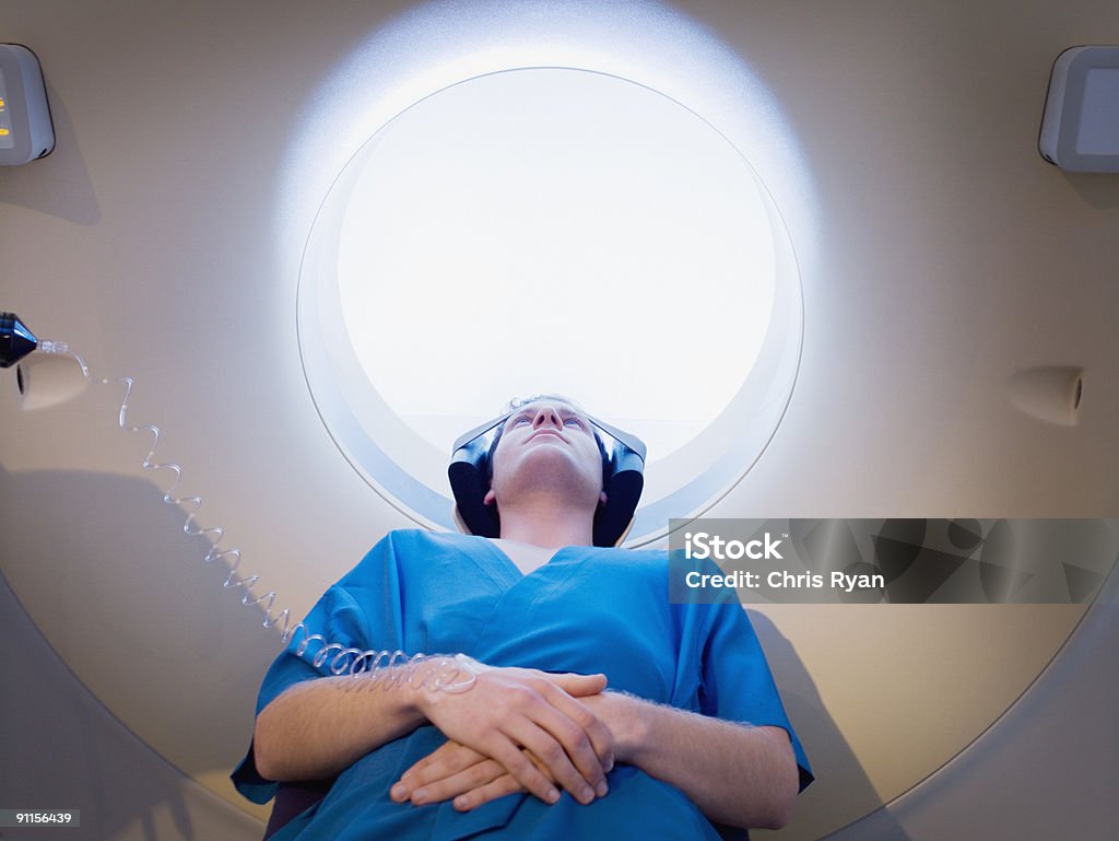 Paciente sobre de MRI análise - Foto de stock de Exame de ressonância magnética royalty-free