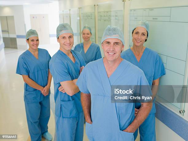 Team Of Surgeons 병원 복도 복도에 대한 스톡 사진 및 기타 이미지 - 복도, 의사, 카메라 보기