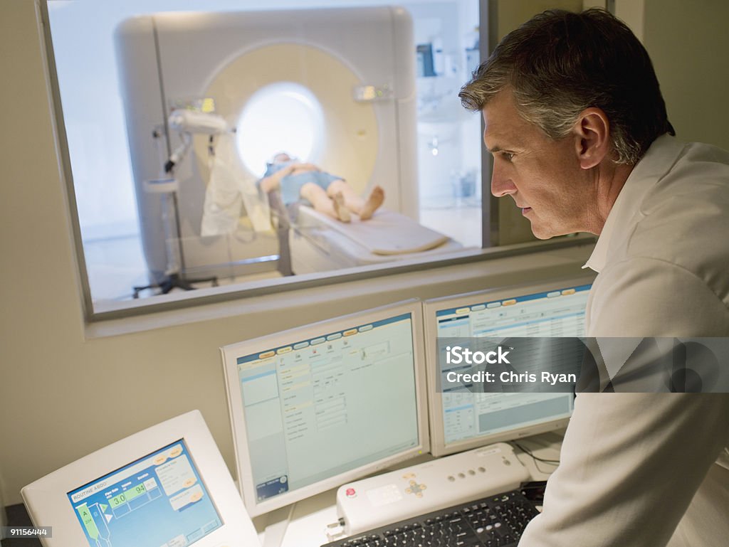 Técnico que el examen de MRI de la paciente - Foto de stock de Imagen de resonancia magnética libre de derechos