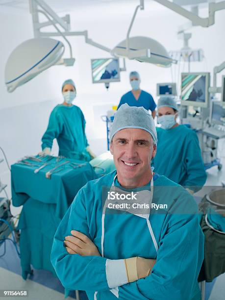 Cirurgiões Em Pé Na Sala De Cirurgia Com Assistência - Fotografias de stock e mais imagens de Doutor