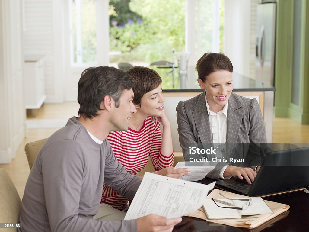 Empresária falando com o Marido e esposa - Foto de stock de Cliente royalty-free