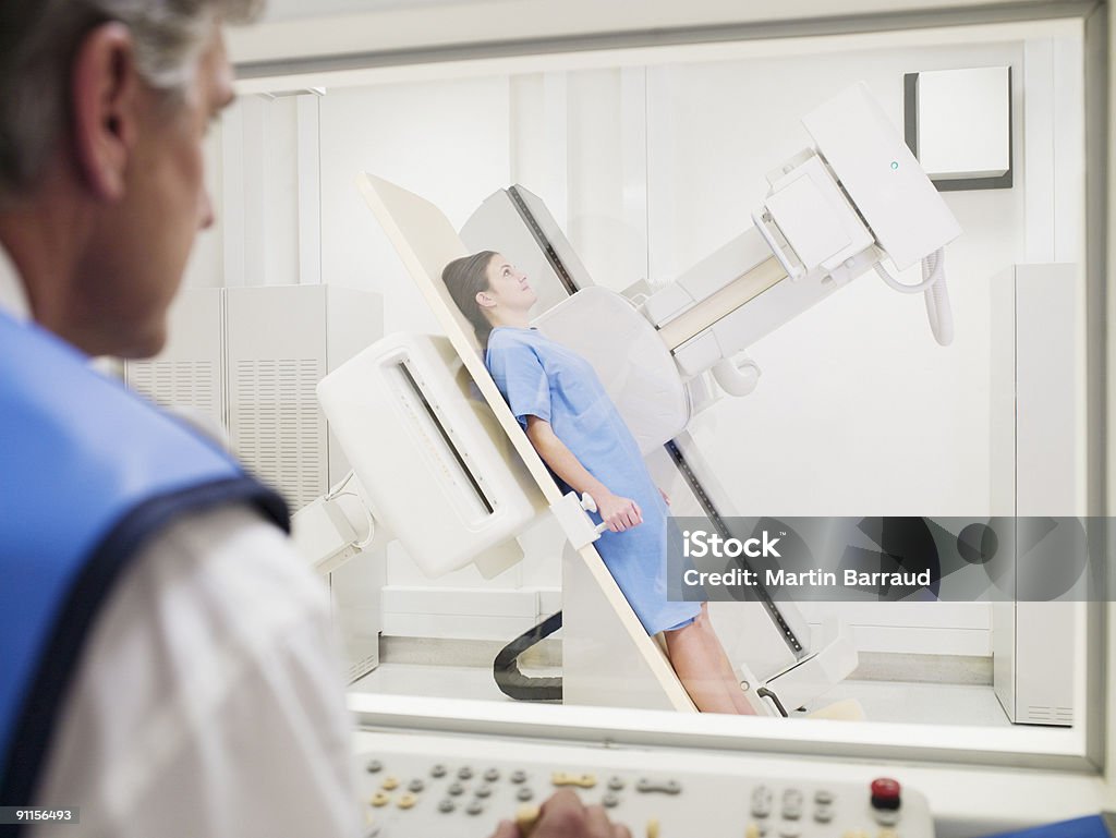 Técnico com uma radiografia do doente - Royalty-free 20-24 Anos Foto de stock