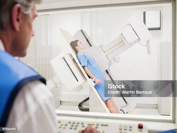 Técnico Com Uma Radiografia Do Doente - Fotografias de stock e mais imagens de 20-24 Anos - 20-24 Anos, 45-49 anos, Adulto