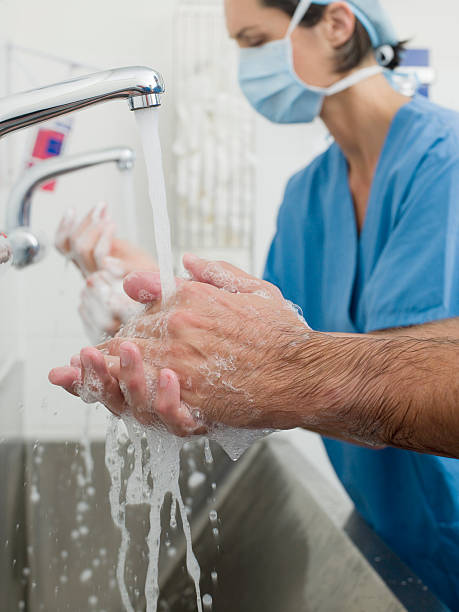 chirurgiens se laver les mains avant d'ouverture - antibacterial washing hands washing hygiene photos et images de collection