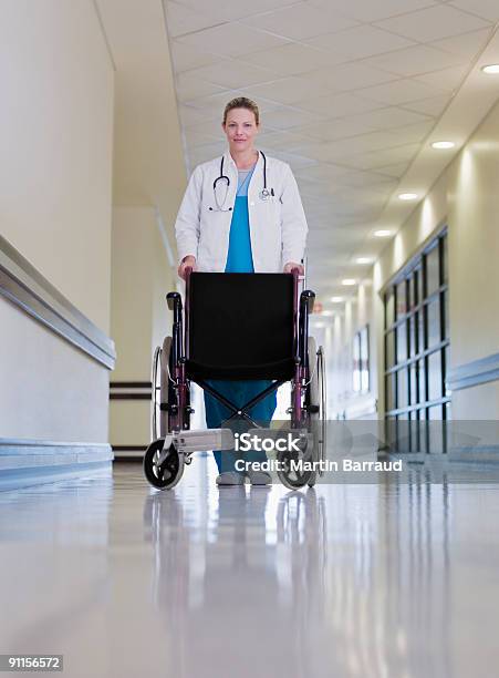 Badanie Pchanie Pusty Dla Osób Na Wózkach Inwalidzkich - zdjęcia stockowe i więcej obrazów Wózek inwalidzki