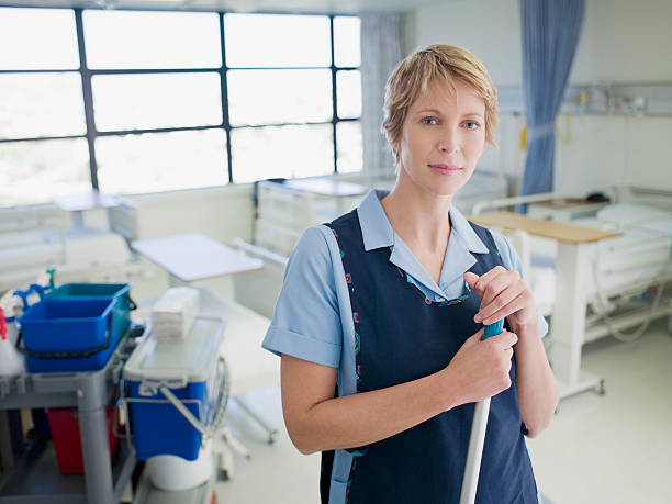 janitor reinigung hospital zimmer - hausmeister stock-fotos und bilder