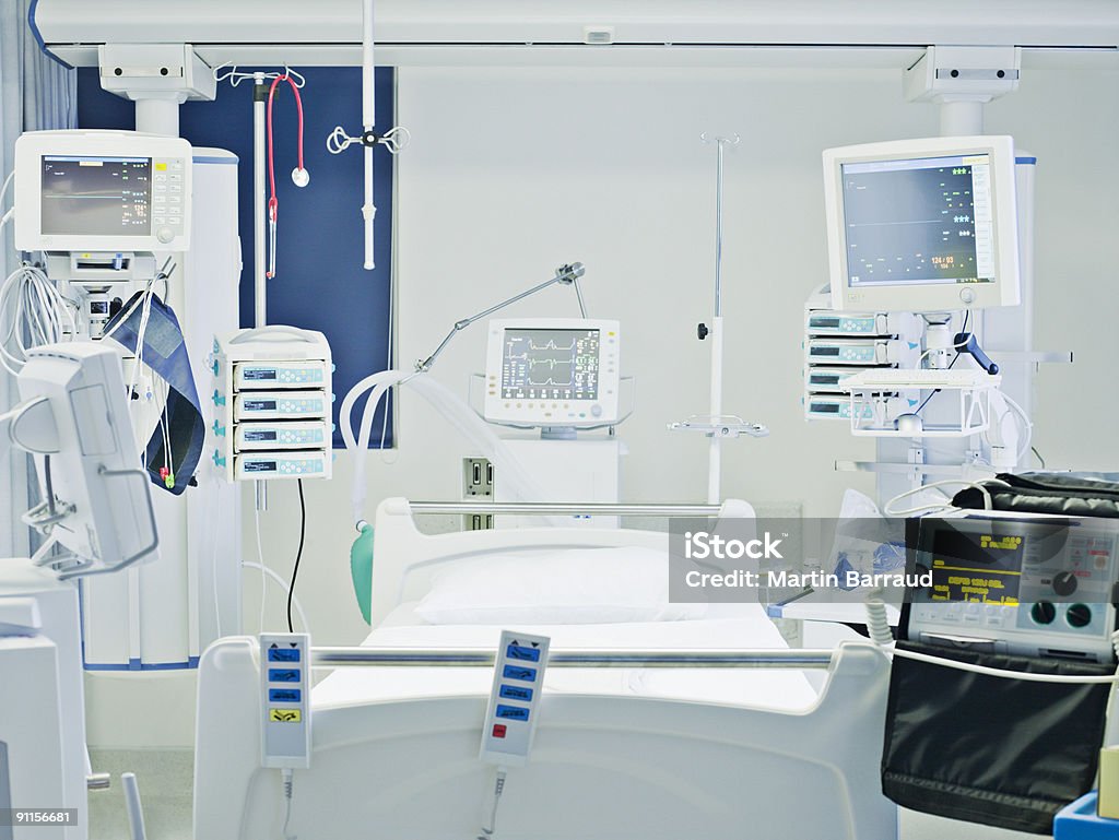 空の病院のベッドに集中ケア - 医療機器のロイヤリティフリーストックフォト