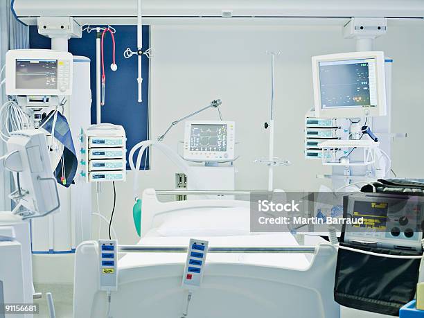 空の病院のベッドに集中ケア - 医療機器のストックフォトや画像を多数ご用意 - 医療機器, 集中治療室, 病院