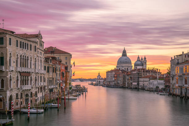 wschód słońca nad canal grande, wenecja - venice italy canal grand canal italy zdjęcia i obrazy z banku zdjęć