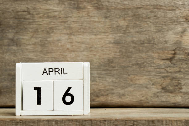 16 現在の日付と月 4 月木材の背景に白いブロック カレンダー - today appointment personal organizer medicine ストックフォトと画像