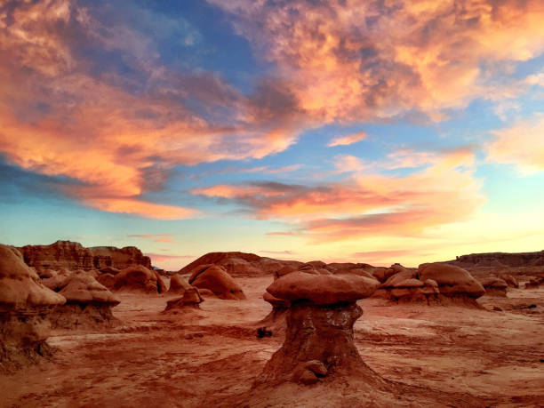 zachód słońca w parku stanowym doliny goblin - goblin valley state park zdjęcia i obrazy z banku zdjęć