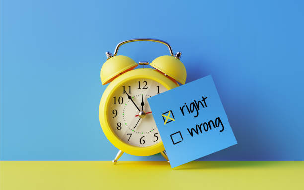 istock Alarm Clock And A Blue Post It Not Over Blue Background 911589594